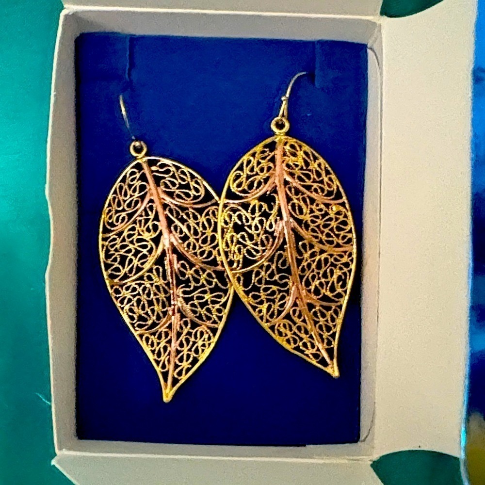 Avon Golden Gold Tone Rose Accent Leaf Dangle Earrings 2007 in box - Picture 6 of 6